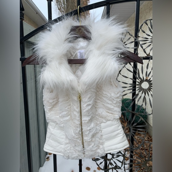 Your kid will be the rockstar on the block with this Guess vest - Picture 1 of 4